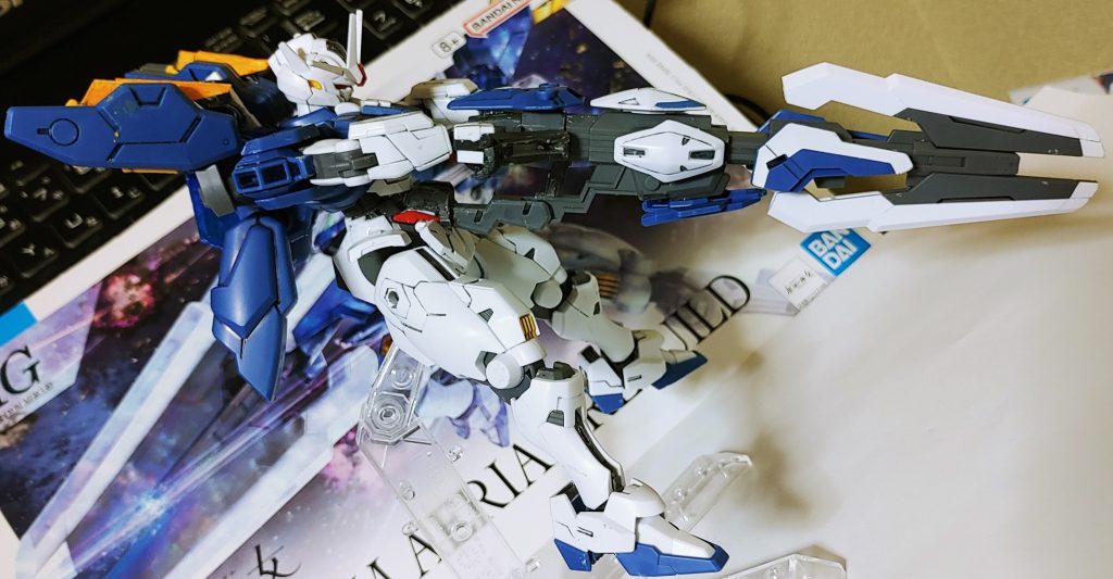 保持してる風ですが、変形時にロックになるプラバン積層部を腹に挟んでます。拙い工作でお目汚し申し訳ありませんが、我ながら満足できたので、いつもは見ているだけのGUNSTAさんに投稿してみようと思いました!いやー、楽しかった。