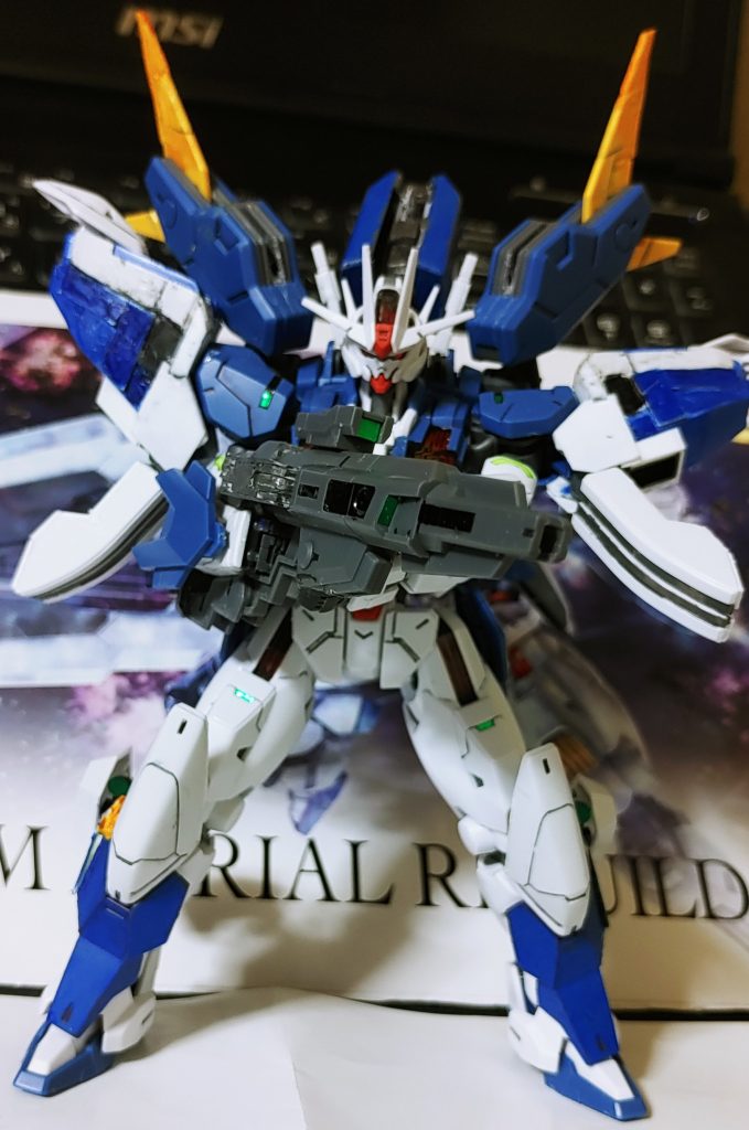 フル装備+ビットオンフォーム状態各種ビットはもちろん所定の場所を用意してあるので、パーツは余りません。エスカッシャンの基部は腰の後ろに装備。