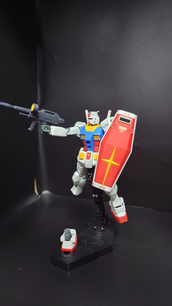 スミ入れは、ガンダムマーカー流し込みタイプをいつも使用していたのですがマーカー全塗装するに当たって使用出来ないのでタミヤのエナメル塗料を使用しました。これも、スミ入れ時になって問題多発で…マーカーで塗った際に、掘り直したスジ彫りまでまとめて塗ったのでスジに塗料が入り込みスミを流した際に全然流れず再度掘り直しました。プラスでエナメル塗料が足のタボ穴処理してた部分に流れ込みダボ穴が割れてしまい片足が取れました。本当に割れるんですね…何とか、残ったダボ穴に固定出来たので立たせることは出来ました。