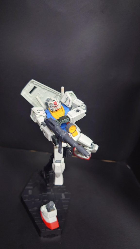 いろいろありましたが、つや消し吹いた後に組み立てると、めちゃくちゃカッコいいですね。ファーストガンダムは、シンプルなのですがそこがいいと改めて思いました。