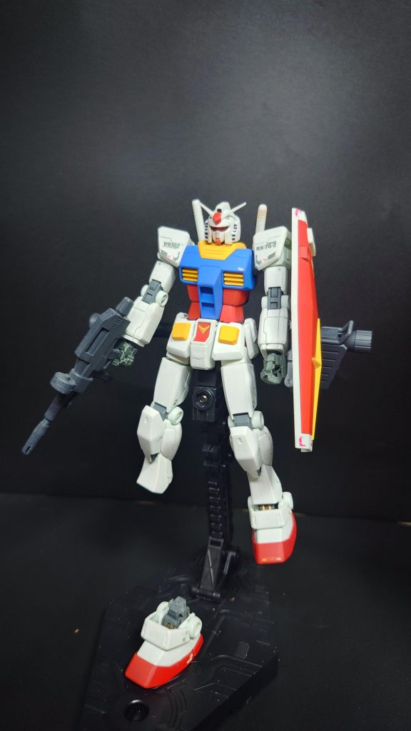 ガンダムマーカーで全塗装したらどうなるか気になってやったのですが結構、ちゃんと色がのっており綺麗に出来たと思います。白部分以外は、エアブラシシステムを使用したのですが扱いが難しいので直塗りでも良かったですね。