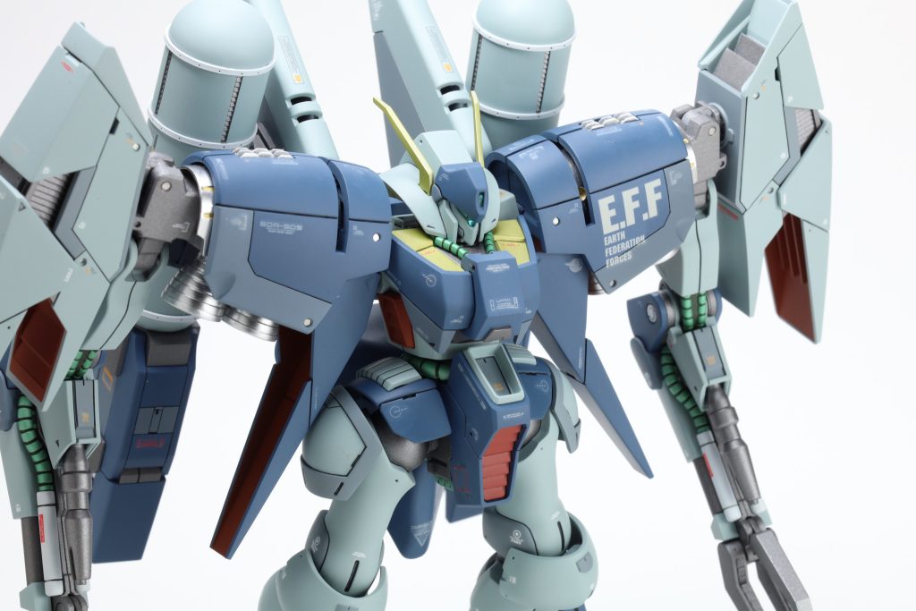 肩の内部フレームがチラッとキラッとするの良き