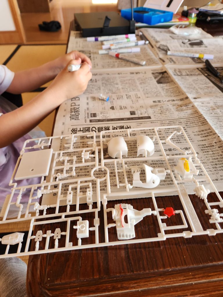 ペイントモデルのガンプラくんはタッチゲートでは無いため、自分が切り離して組み上げてます