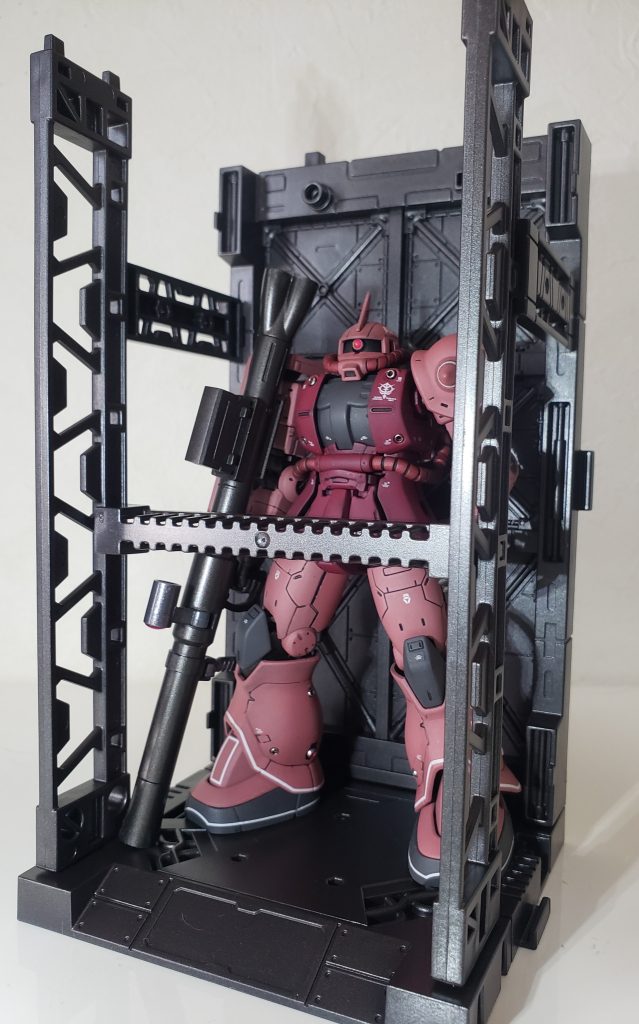 やや斜めから。塗装した事で無塗装状態より質感が上がったと思います。手前のフレームを取り付ければ転倒防止にもなりますね^^連邦系の機体を飾る際には重宝しそうです!フレームを1番上にしてLEDを設置してライトアップしたりするのも面白そうですね。