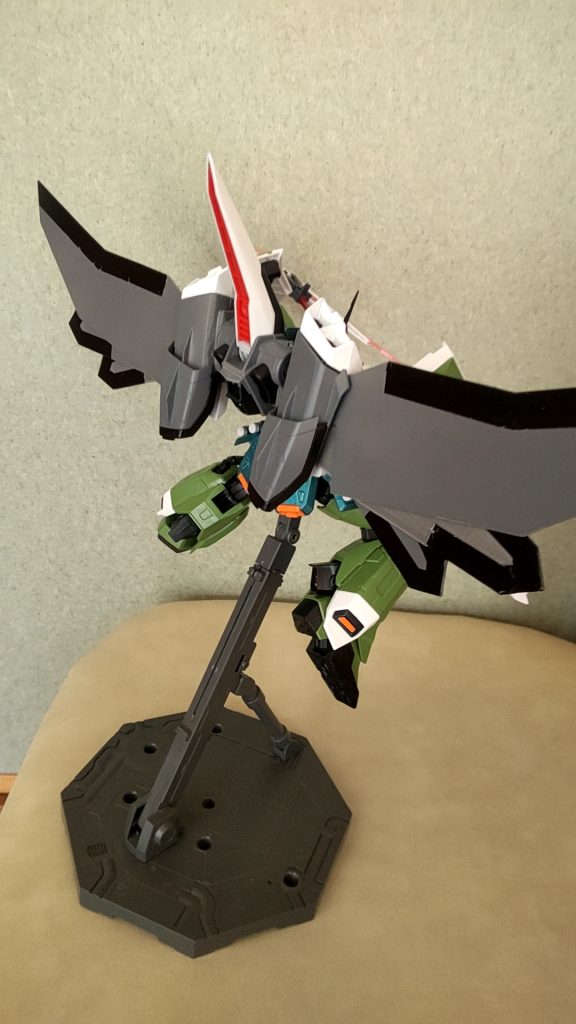 ザクウォーリア、ザクファントムは空中戦はディンとは違い飛行能力がないことが問題視されたため、アイビスウィザードの開発が進められた。しかし、ザクの重量をそのまま浮かすには大量のエネルギーが必要となりバッテリーでは厳しい他、扱うのが難しいことにより開発は1つだけで打ち切られた。その後、グフイグナイテッドのバックパックはアイビスウィザードのデータを元に作られた。という設定です。