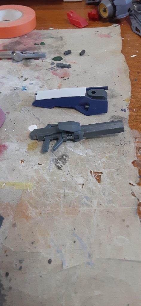 シールド、スカスカしてるのでプラ板貼ってます。ライフルの銃身部分上下でディテールや太さが違うのでディテール削ったりプラ板貼って同じ感じにしてます。