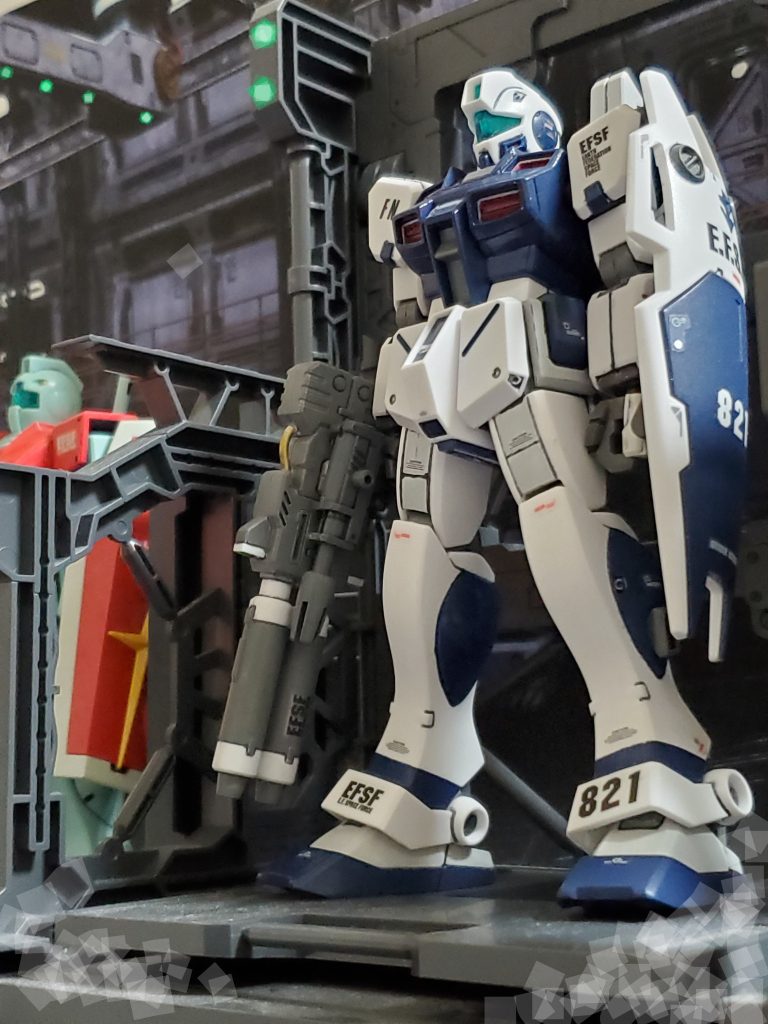 艦隊旗艦マゼラン級の格納庫に配備されたジムコマンド高機動型🤩第8強襲遊撃艦隊はマゼラン級1隻、サラミス級2隻からなる小規模艦隊🚢✨常にサイド1、サイド5の暗礁宙域でジオン部隊に対しゲリラ戦を展開していた🎵『星🌟1号作戦』発動にともない、補給物質が到着~🤩🎵ノボトニー中佐が受領したRGM-79G-P3『ジムコマンド高機動型』もその中にあった👍✨ノボトニー中佐は、高い戦闘センスと卓越した操縦技術で戦果を挙げ、今や名の知れたエースパイロット😎✨その功績が認められ今回、新型機を得ることとなったのである🎶