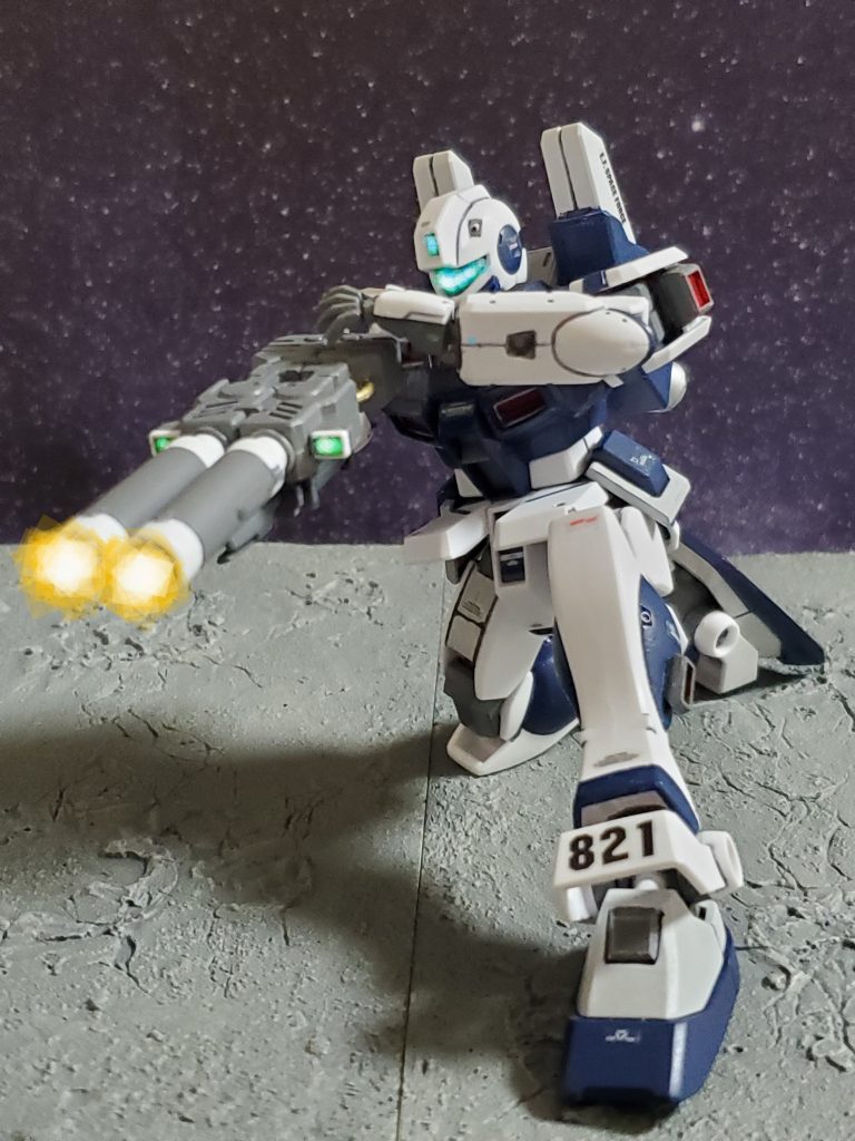 予定ポイントに到着したノボトニー中佐はグラナダからソロモンに向かうジオン艦隊を確認👀❗キシリア少将麾下の第7師団である✨ノボトニー中佐は新装備の二連ビームキャノンを構え、エネルギーをチャージする❕このビームキャノンは出力が可変式😊チャージする事で高火力、長距離射撃が可能となる😎✨