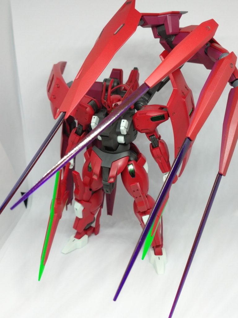 ビッグアームの指先にはイーシュバルのサーベルの色に合わせて紫に塗装したビーム刃も接続できます。ちょっと濃くなり過ぎて黒っぽくなっちゃってますが、まあ見られるラインかなという事で採用しました。というか一度失敗してかなり黒くなったんですが、ジャイオーンの予備を持ってたのでなんとか事なきを得ましたね。過去の自分、ありがとう！