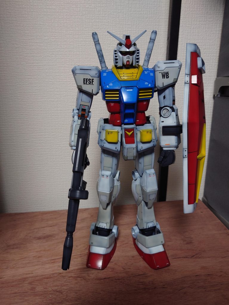 全塗装してアチコチにデカール追加してリアルグレードみたいにパネルを3種類に塗り分けて汚し、スミ入れしました