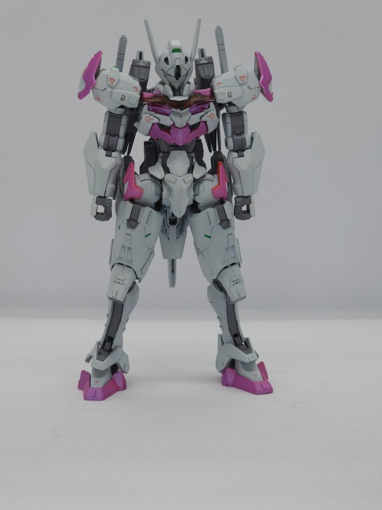 今回は白はNAZCAのスチールホワイトピンクの部分はガイアノーツのプリズムパステルピンクで塗装してみました。全体的にクレオスのクリアシルバーを吹いて、トップコートはあえてガイアノーツのフラットクリアにつや消しでも程よく偏光してくれます。