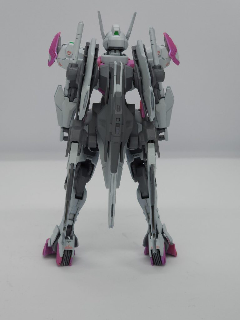 カカトのフィンはプラ板で切り出してみました。なぜか、微妙にズレてます