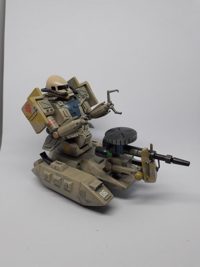 前方のザクマシンガンの砲台はザクのジャンクパーツで頭部は幅を詰めています。胴体は陸戦ガンダムとザクセットのザクを使用しています。