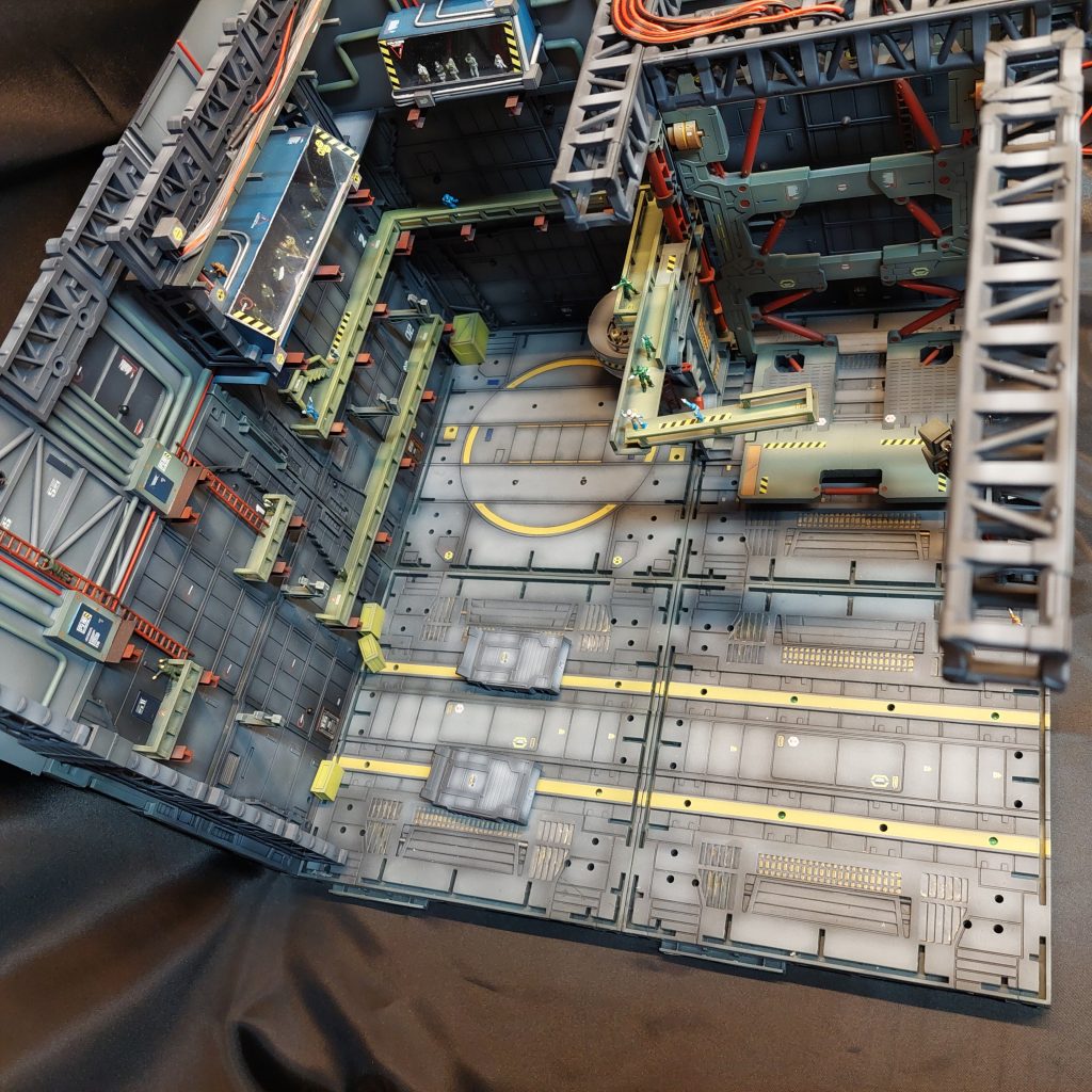 技術者達のブース、それより少し高いところにお偉いさんのブースを設置、クリアのプラ板に光沢トップコートをすることでガラス感を出しました。