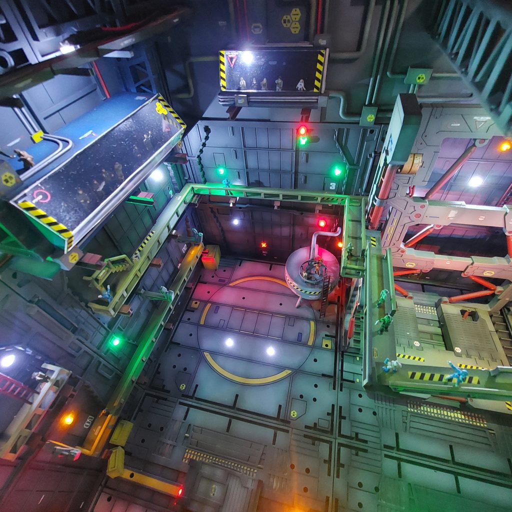 LEDライトのカラーに意味を持たせ、緑系ライトは安全地帯、オレンジ系は作業通路や注意箇所、赤系は危険箇所と言った感じで色分け