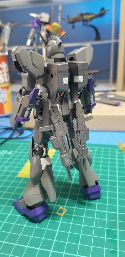 シールドを外した状態。サーベルラックの着いてる前腕をふたつ使い、拳の下にピンバイスで穴を開けてサーベル刃を取り付けられるようにしてボックスタイプビームサーベルのような仕様にしました。