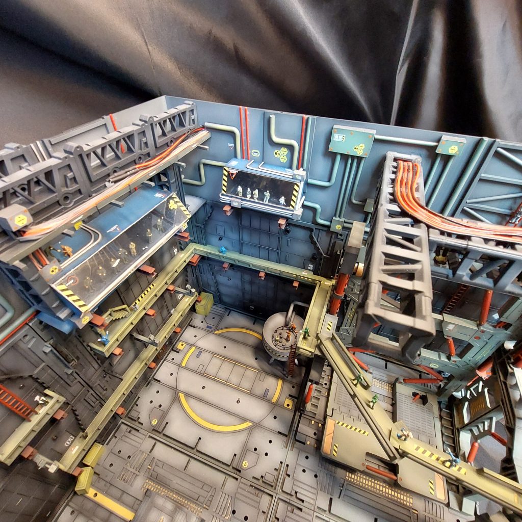 技術者達のブースの上にケーブルラック、その中に伸ばしランナーで作ったケーブルを複数本並べ、そこにあえて見えるようにLEDの配線を乗せ、同じようにトラスの上にも並べて配置、太物のケーブルとしての役割を与えました( *´艸｀)