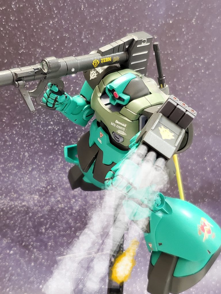 しかし、エースパイロットと思われるドムがジムコマンドを追撃😅💦左腕のランチャーが次々に打ち込まれる😱❗