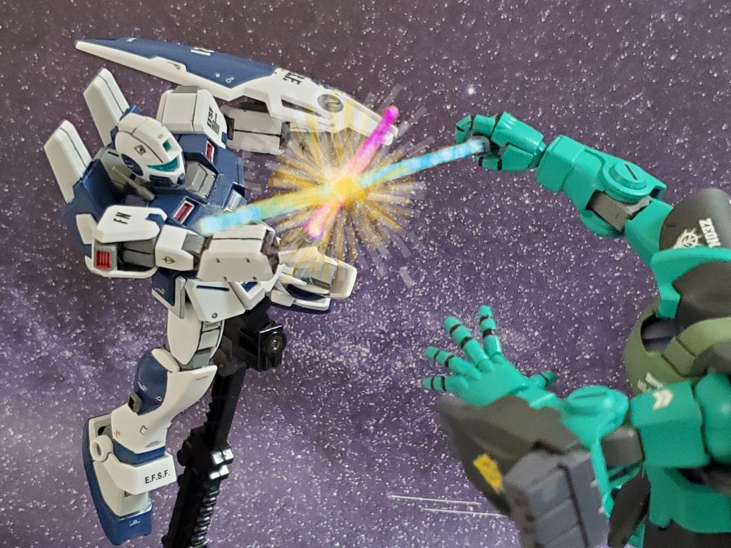 機動性を駆使して懐に飛び込むジムコマンド❕それを受け止めるドム✨相手もやはりエースパイロットのようだ…😔