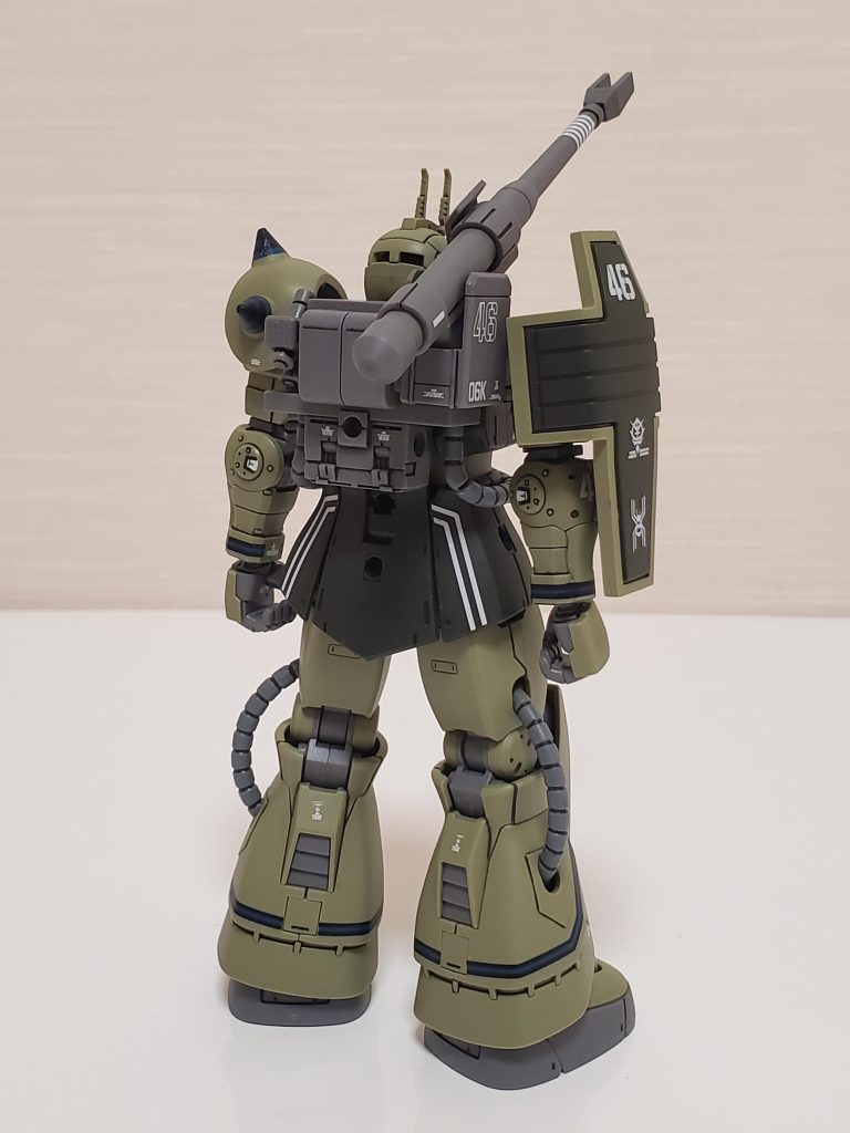 「試したい事」とは「付属のマーキングシールの水転写デカール化」です。このザク・キャノン、ずっと積んであった理由が肩のスパイクや胸のライン、手首周りなどの「曲面・段差・モールド跨ぎ」が付属シールと相性が悪く思えた為、打開策が見つかるまでは封印という感じでした。ガンダムデカールで発売されてないか検索しても海外の「使ったらダメよ」な物しかなく困っておりました。そんな時、以前に某変形玩具のエンブレムをパソコンで自作した事を思いだし、「シールをスキャニングして市販のデカールシートにプリントしたら良いのでは?」という答えに到達。挑戦してみた次第です。