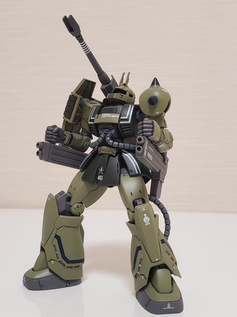 ザク・キャノンといえばこのポーズ。個人的には中東配備カラーが好きなのですが、北米仕様も良いですね。