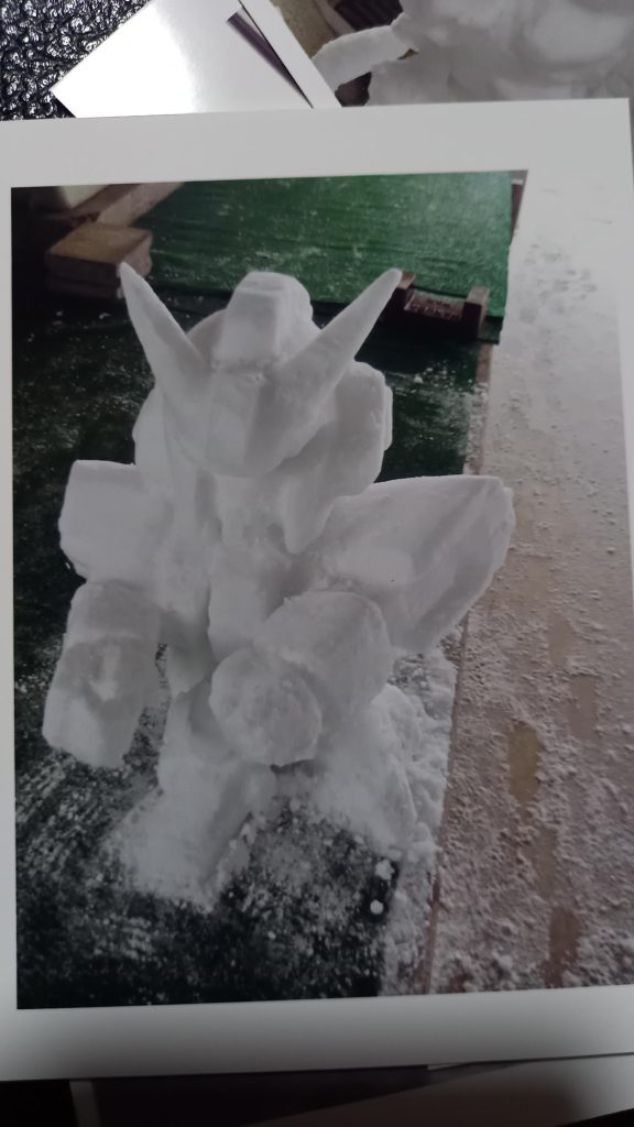 ガンダム雪像–5枚目/制作者：パイルばんかー