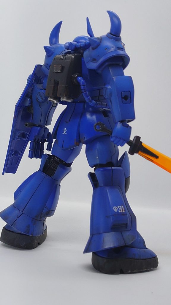 下腕部はプラ板で2mm幅増ししています。フィンガーバルカンの銃口にはハトメを埋め込んでみました。