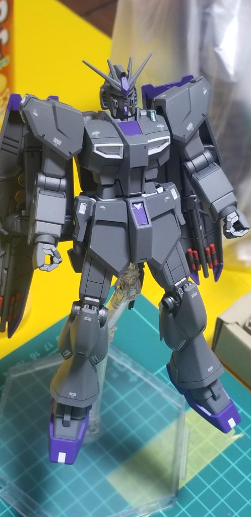 正面。カラーリングはシータプラスあたりを参考にしていたのですがなんか物凄い悪役面に...