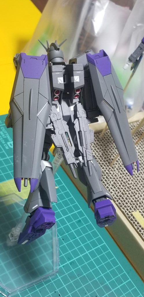 背面。ライフルは前後を切り詰めて2丁持ちにして腰部にマグネットを仕込んで懸架出来るように、シールドはバトルアームアームズを使ってバックパックとシールド基部にピンバイスで穴を開け接続しています