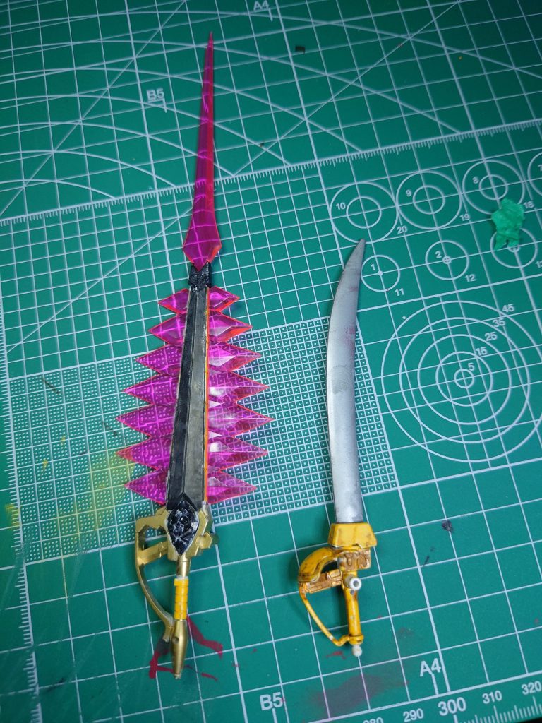 ビームザンバーは海賊っぽくシルバーを吹いてみました。ムラマサもクリアパーツを鋭角化して見栄え良く!