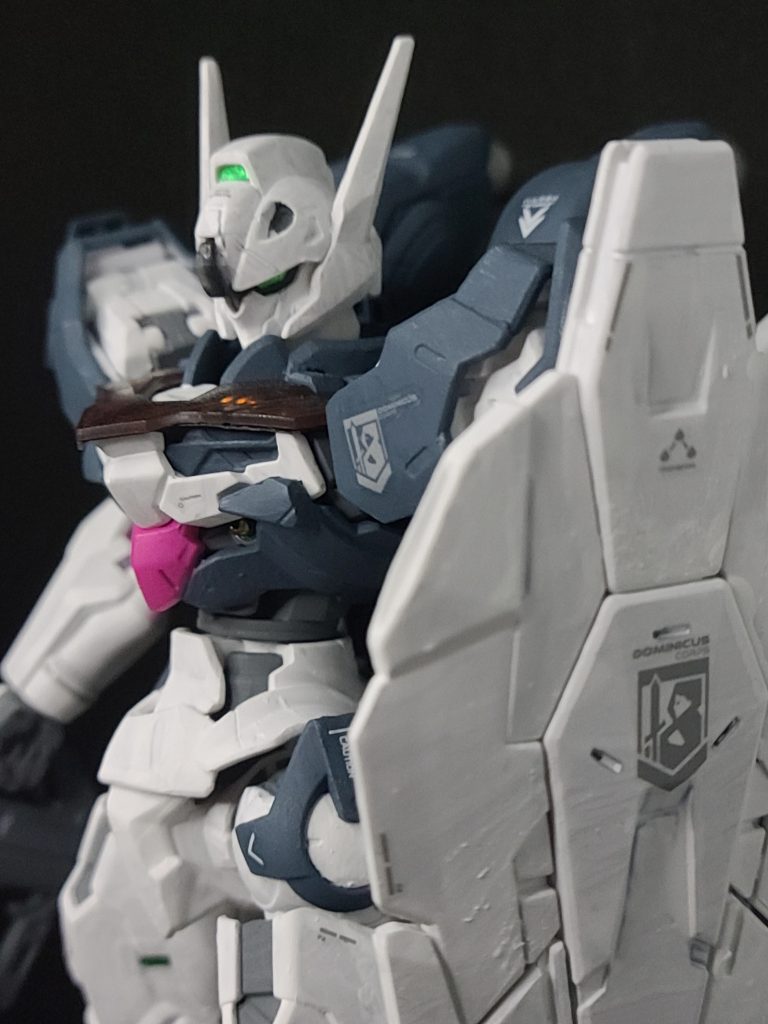 ドミニコス隊に配属されてるという設定のため、シールドに部隊のエンブレムを付けました。エンブレムが違うだけで、一気にテイストが変わりますね。