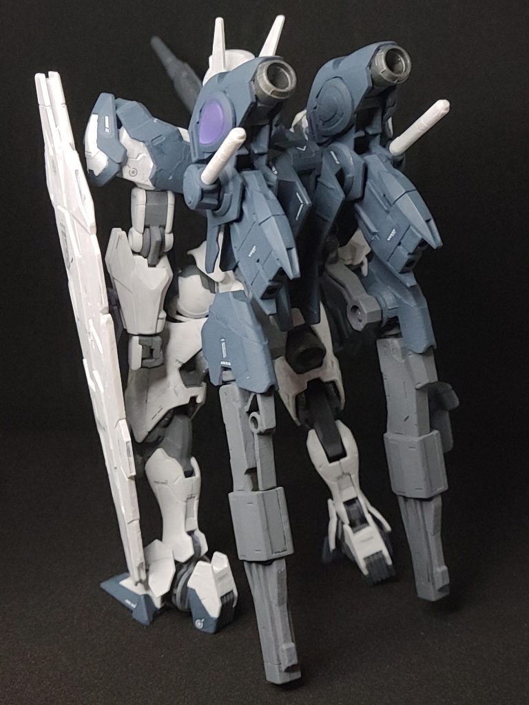 後ろ姿はこんな感じです。ベキルベウの肩と腕のパーツを後ろのバックパックにガンプラ製作余ったバーニアを増設して機動力を底上げさせています。また、鉄血のオプションパーツのキャノン砲を像して火力も上げました。