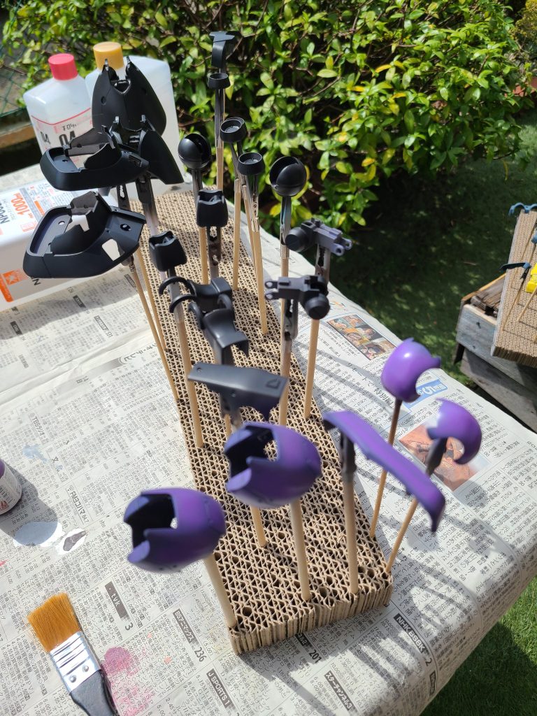 塗装中です。塗料の臭いの関係で我が家は野外塗装です。5月なのに暑かった。