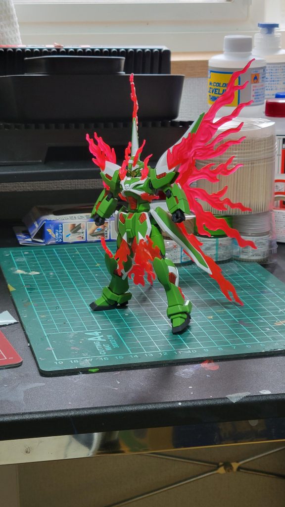 ファントムライトのエフェクトを蛍光ピンクで塗装し、乾燥後眺めたりブンドドして遊んでいました。心なしか胴体延長したのでプロポーションも良くなった、、、気がします。