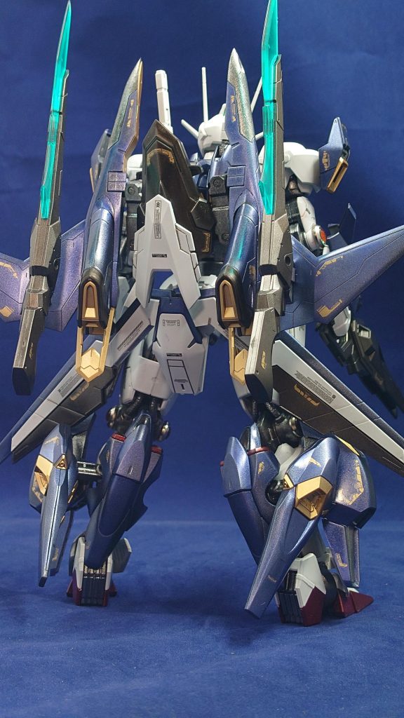 尚、両腕のガンビットは背中にマウントする形となります。バックショットはゴツさがわかってもらいやすいかも。