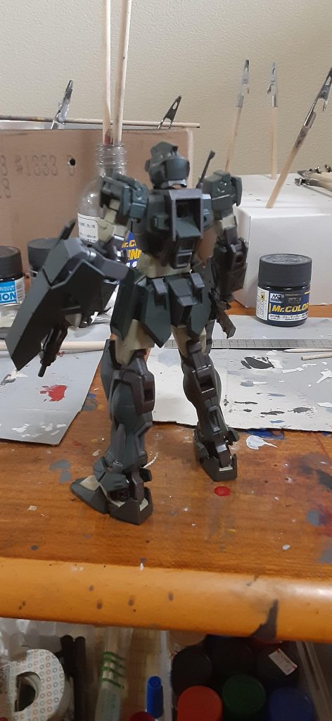 二の腕装甲部分、そのままだと肩アーマーにぶつかるので一旦上下で切り分けて上側は0.3ミリプラ板で囲ってます、後ろはあえてフレームむき出しに。腰部真ん中にスラスター増加したけどなんかデカイな…スラスター部分はグレーで塗りわけ、膝の裏側はHJの作例を参考に一部ディテールをパテ埋め。足裏は肉抜き穴を塞ぐついでに0.5ミリプラ板で少し厚底にしてみました。本当はハイヒールにしたかった…w 腹部の赤い部分だったとこはジャーマングレーに半つやの黒混ぜて色にメリハリを付けてます。