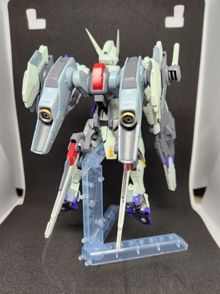 フライトユニットをベースにルブリスのバックパックを分割して接着し、ガンビットを取り付けるようにしました！ビットオンフォームにフライトユニットの推進力でさらなる機動を取得したと、脳内妄想で作ってみました！