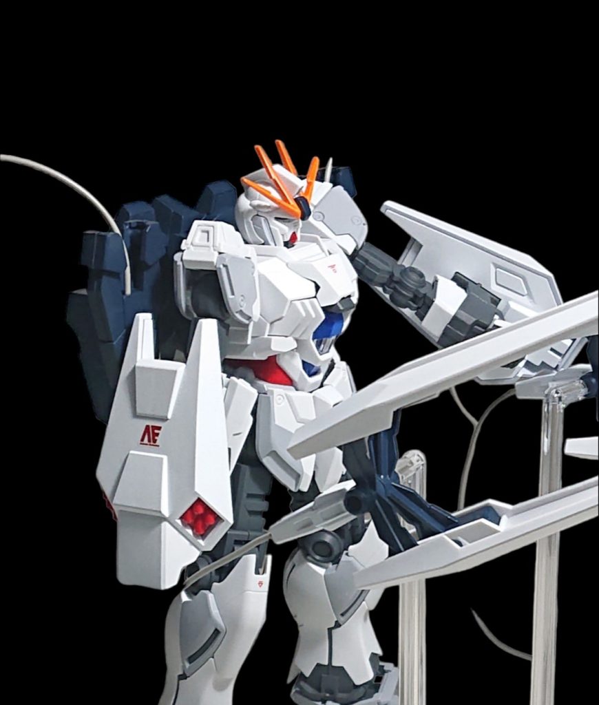 シールドはホワイトで塗装しました