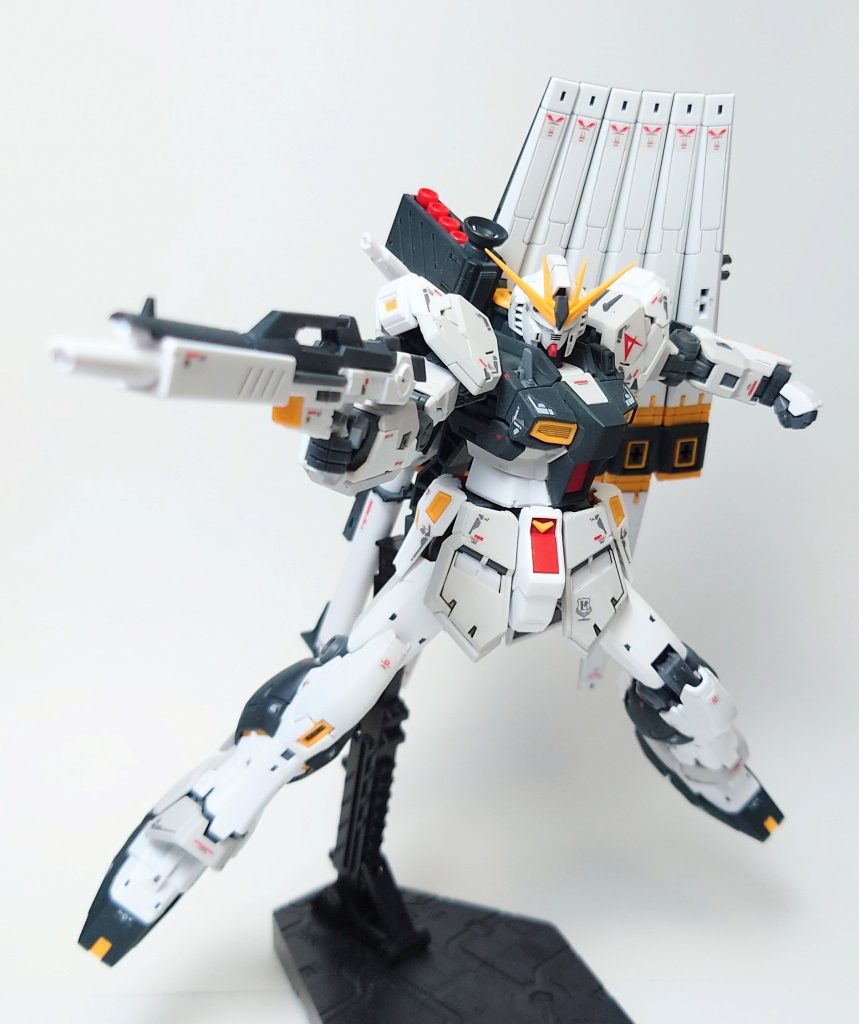 ビームライフル構えて1枚。シールドとフィンファンネルを同時に装備すると干渉するのがもったいない…