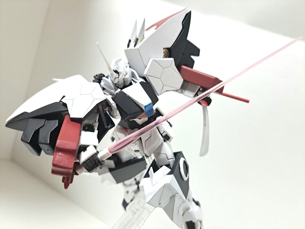 太刀両下腕に1本ずつ、合計2本装備されているの主武装。切断能力は高く、容易く両断する切れ味を持つ。太刀をマウントしている腕部アーマーで防御が可能だが、既存のシールドの装着と、ビームトンファーの展開はオミットされサーベルラックとなっている。