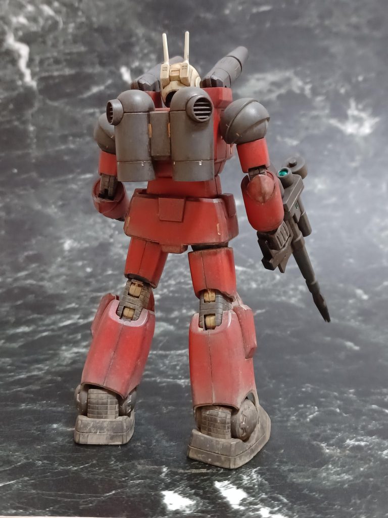 色んな姿勢で戦えば、肘部分にも土は着くよなぁ…、ここはあんまり汚し過ぎないで、サッと軽く汚れるイメージだよなぁ…。と、色々と考えながら汚していくのがウェザリングの醍醐味なのだ♪