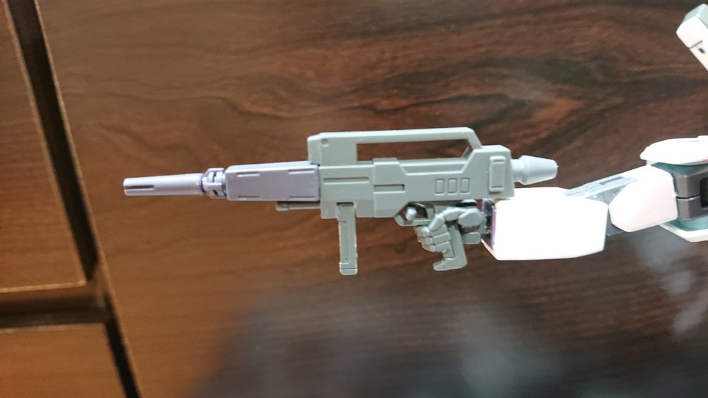 解説文②:本機の装備本機は基本的な連邦軍系装備に対応している。また、基本装備の1つには新型のビーム・ライフルも含まれていた。これはジムⅢ用を元に銃身を延長し、収束率や射撃精度を向上させたものであり、連射性についても冷却系の高性能化で維持している。しかし、コストは高くEパック式でもない事からヌーベル・ジムⅢ用に出力以外は劣るとされ、調達数は伸び悩んだ。パイロットからの評価は順当なジムⅡ用のBR-S85-C2の改良型として高かったとされる。ティターンズのジム改高機動型の装備していたものを参考とした、フォアグリップを廃しEパックを装着したビーム・ライフルを装備した機体も多かったとされる。腰部は機体によってはジムⅢと同型の大型ミサイル・ランチャーを装備しており、本機の高い推力と合わさり接近してこの装備にてバウを撃破した事例もあったとされる。解説文③へ続く