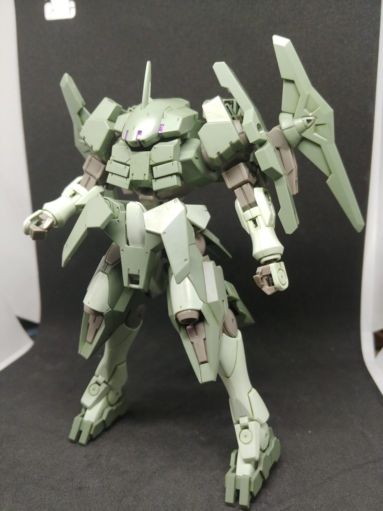 此方から頂きました。ストライカージンクス選んだ理由は見た感じソーンの脚として変えた時感じと合いそうなので見つけたときコレは良いと決めました。田舎なんでブックオフも殆ど売って無い中でいいのが見つかったと思ってます。はじめは「境界戦機」って奴のかと思ってましたが、調べたらこれも一応ガンプラだったんですね。知りませんでした。普通にカッコいいんで勿体無いかなぁと迷いましたが頂きました。カッコいいんで欲しいなと思ってamazon見たら高かった。残念