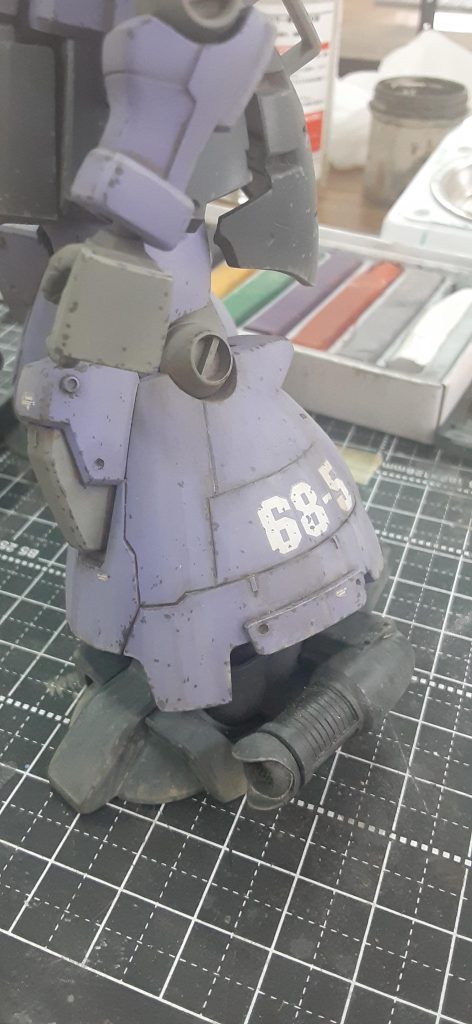 ドライブラシやらチッピングやら、田宮ウェザリングカラーで汚してこんな感じになりました。下半身なので、汚れ多めです。