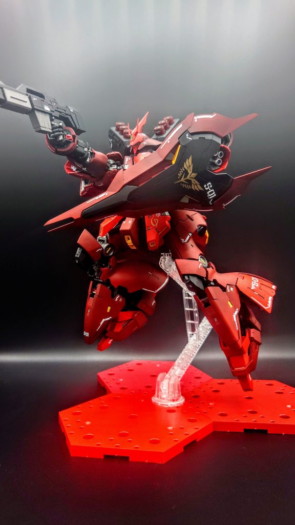 やっぱり撮影もポーズも難しい🫠🫠🫠実はνガンダムも所持はしてまして、素組状態で放置してます🤣νガンダムを塗装したらサザビーの相手はやはりνガンダムにしてもらうことにします。Hi-νガンダムくんは、ハイパー・メガ・バズーカ・ランチャーを手に入れましたので、完成したら遠くから威嚇してもらいましょう😙