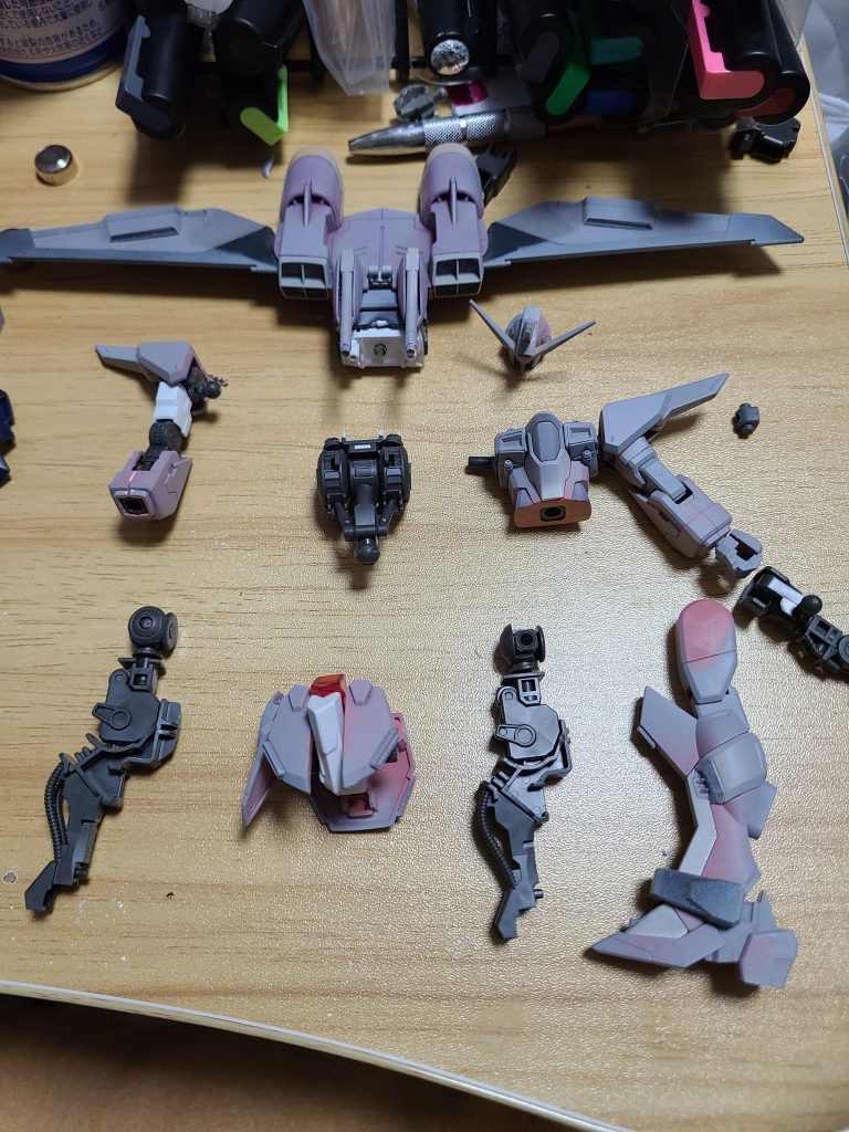 サフを吹き、各部パーツをガンダムフレームに合わせるようにしていきました。足が細いのでそこが悩みました