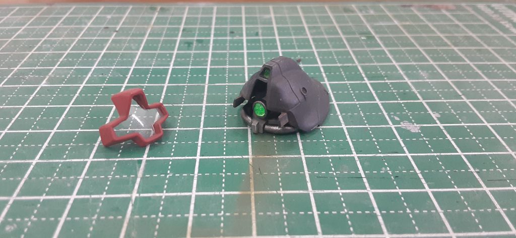 モノアイカバーはコンビニ弁当の透明フタを切り出し。モノアイ内部はパイプを手曲げプラ棒で新造しましたが…