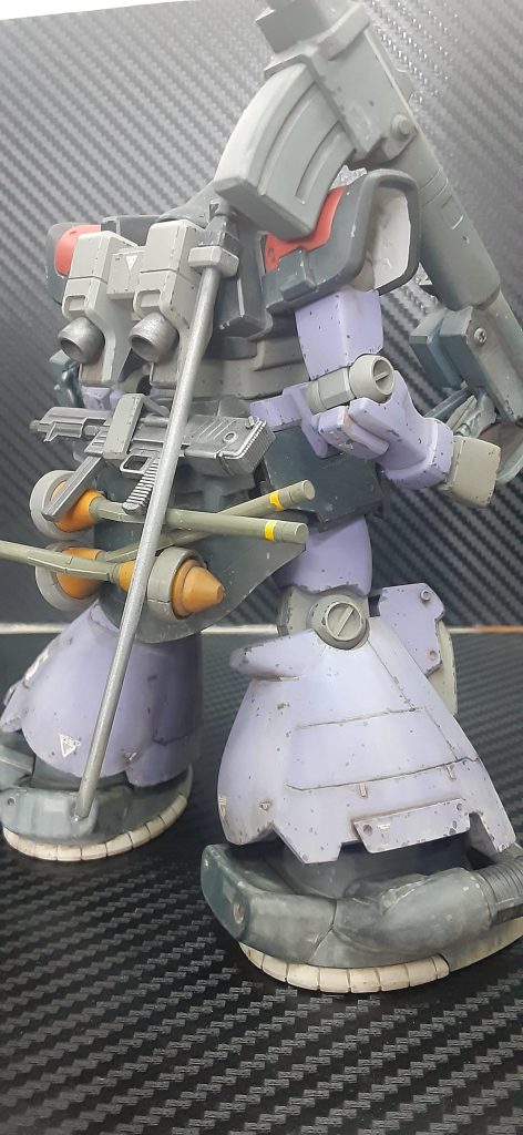 元キットはサンドブラウンなので、武装が豊富に付いててお得ですね。