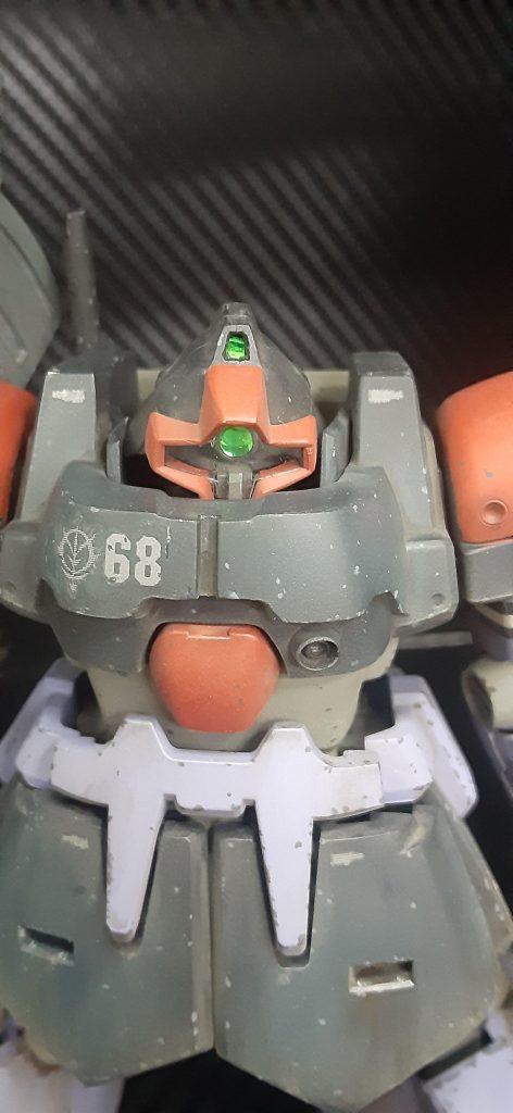 首の埋没のお陰であまり目立ちませんね。