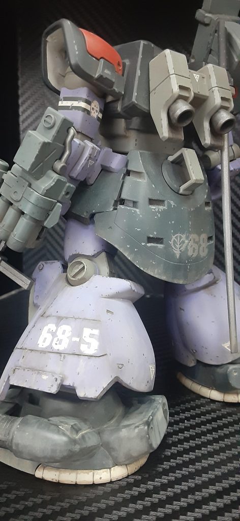 スカートは見せ場なのでチッピングを丁寧にコツコツ描いていって情報量を増やしました。